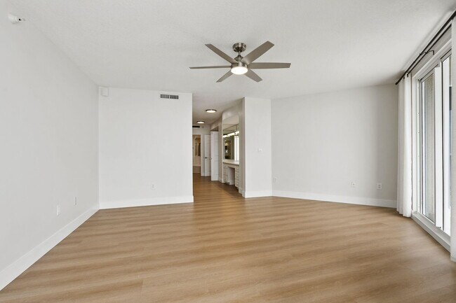 Building Photo - 5051 N Hwy A1A
