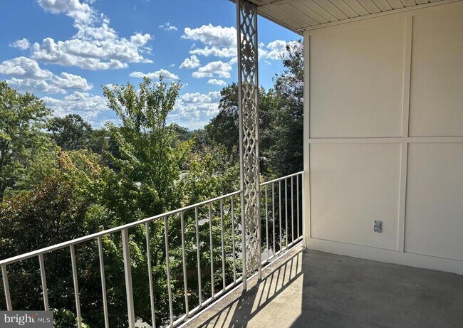 Building Photo - 3115 Patrick Henry Dr