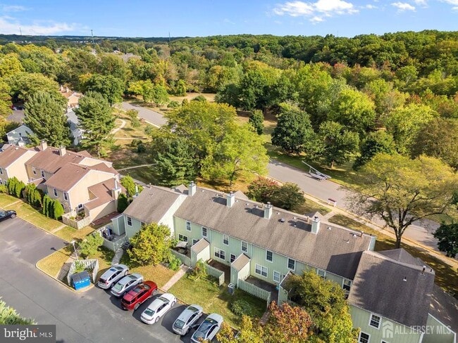 Building Photo - 5 Pond View Dr