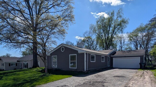 Building Photo - 3021 Woodmont Dr