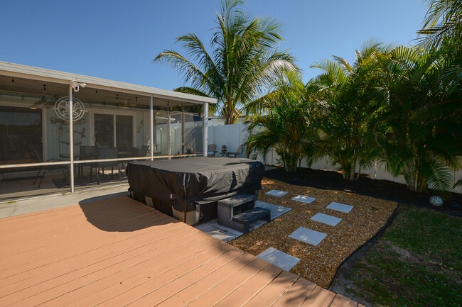 Building Photo - 110 SW Hideaway Pl