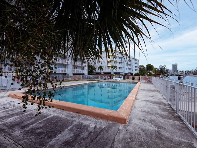 Building Photo - 130 S Shore Dr