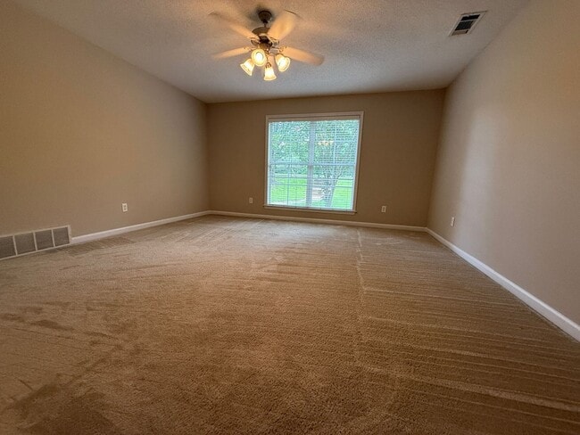 Building Photo - ADORABLE TWO STORY HOME IN GREAT LOCATION!