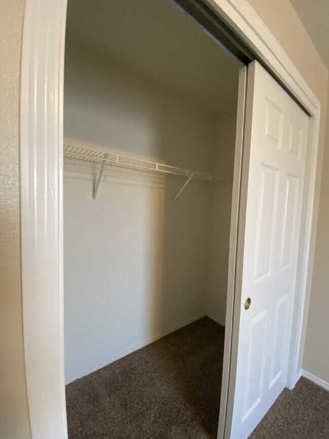 Building Photo - COMMUNITY POOL - LARGE 4 BEDROOM - Master Upstairs