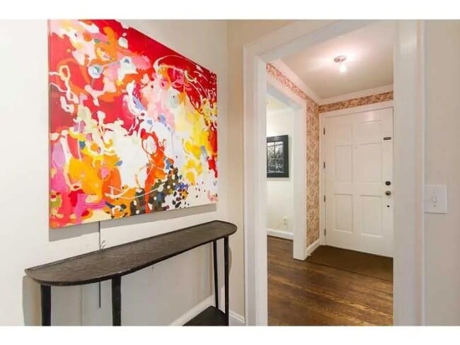 Building Photo - 1916 Greystone Rd NW