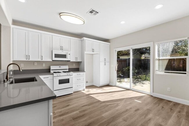 Building Photo - Gorgeous 3 Bedroom In Desired Natomas Park...