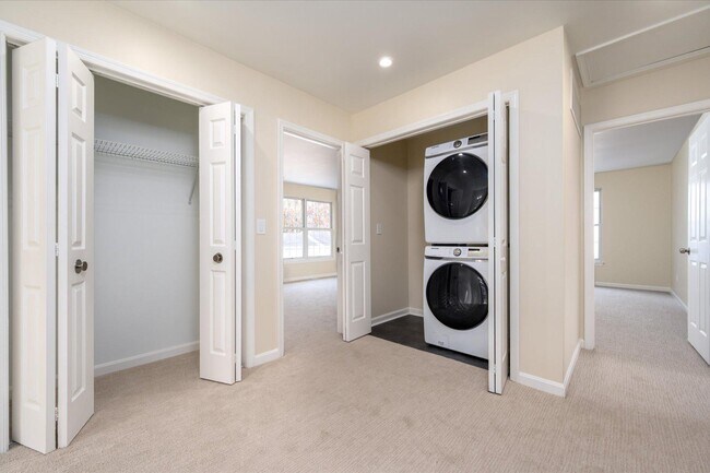 Building Photo - 2942 S Haven Dr