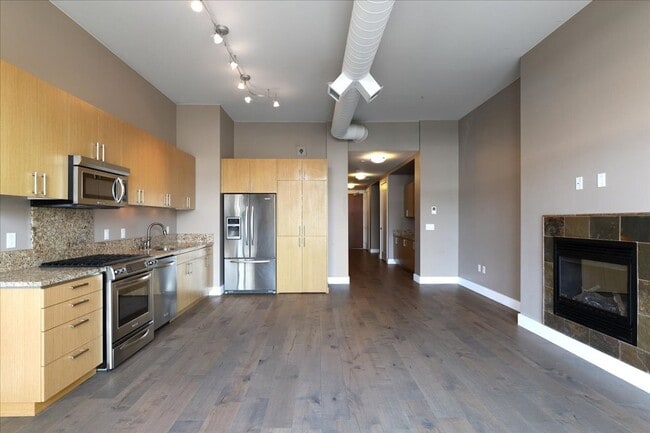 Building Photo - 1 Bedroom, 1 Bath Condo in the Heart of Do...