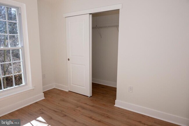 Building Photo - 2201 Strahle St