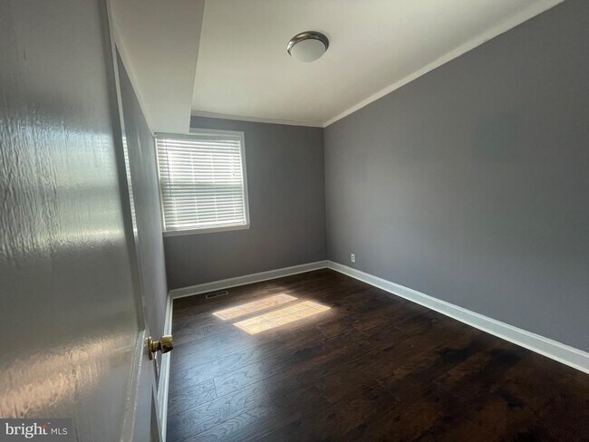 Building Photo - 18 Greenhill Rd