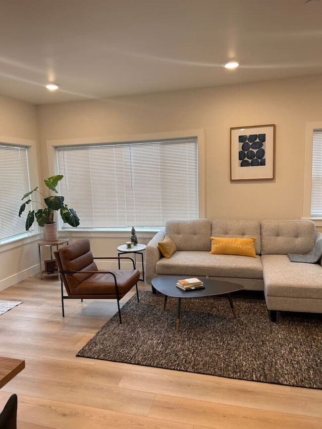 Building Photo - 3505 NE Creston Ave