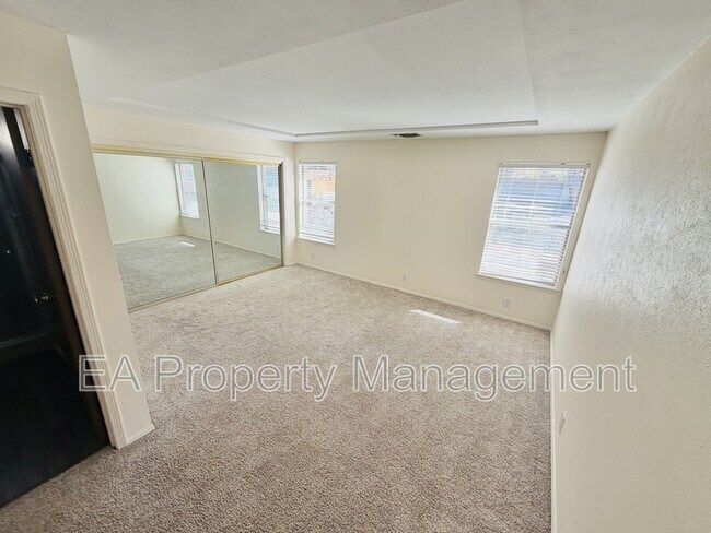 Building Photo - 5300 Overlook Dr NE