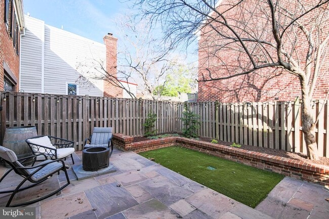 Building Photo - 332 S Alfred St