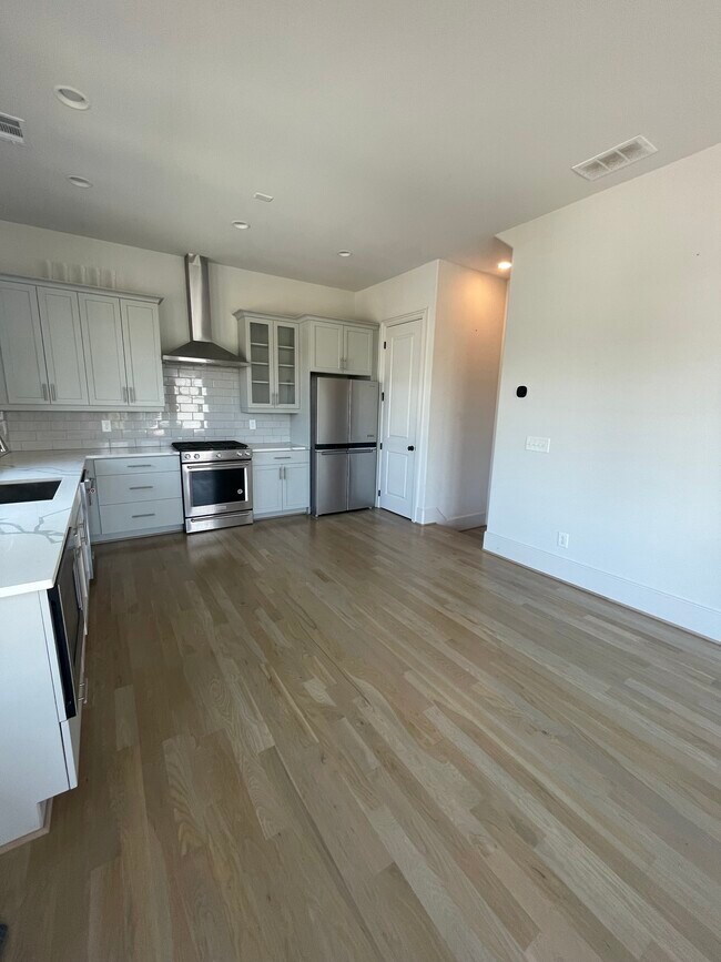 Building Photo - 674 Exchange St SE