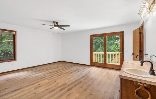 Building Photo - Lake House Rental