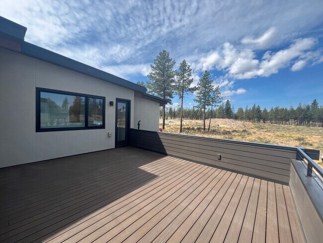 Building Photo - Like-New Townhome in the Gorgeous Terrane ...