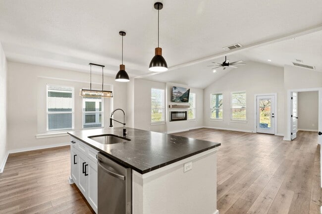 Building Photo - 853 Cypress Ln