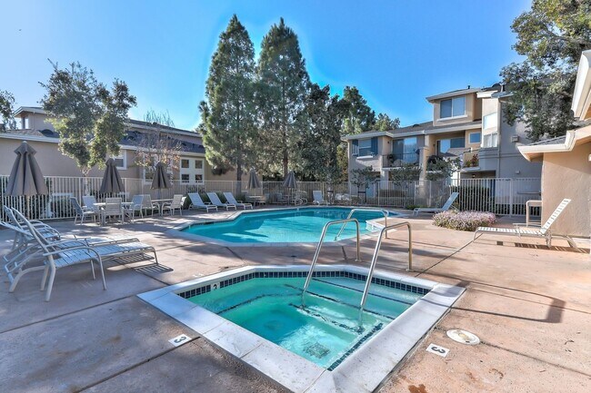Building Photo - Remodeled and Comfortable Townhome