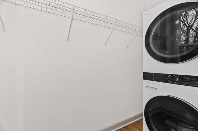 Building Photo - 2030 N Oakley Ave