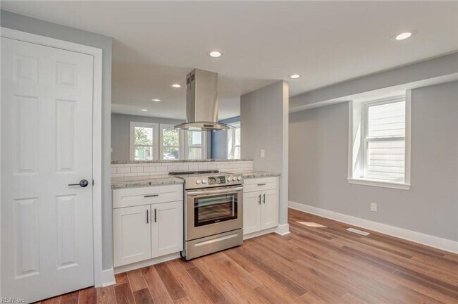 Building Photo - Beautifully remodeled single family home!