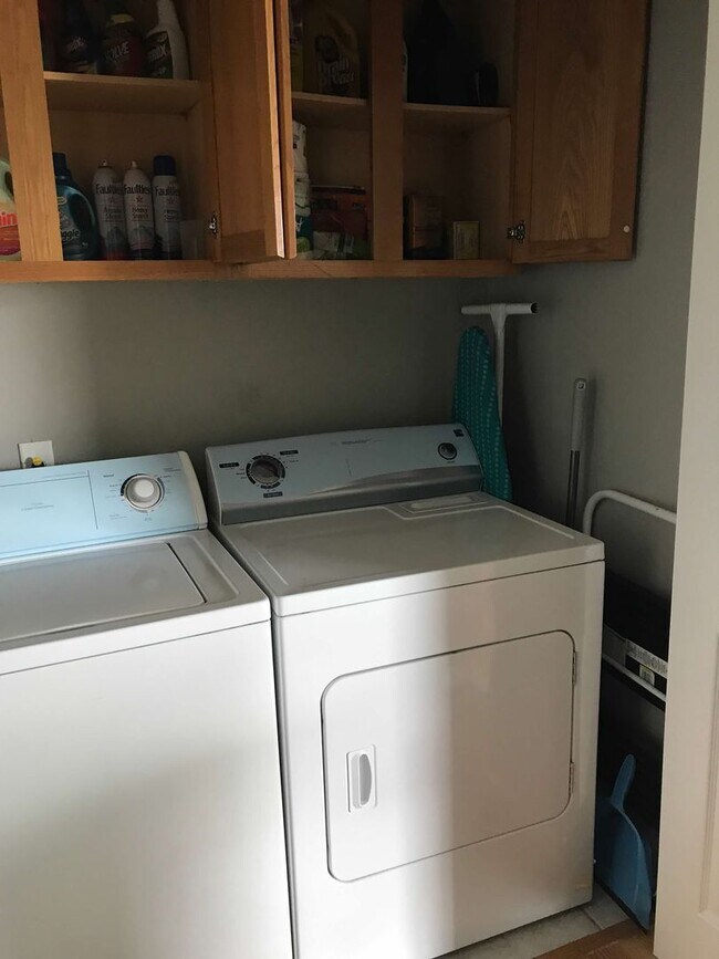 Building Photo - Spacious condo