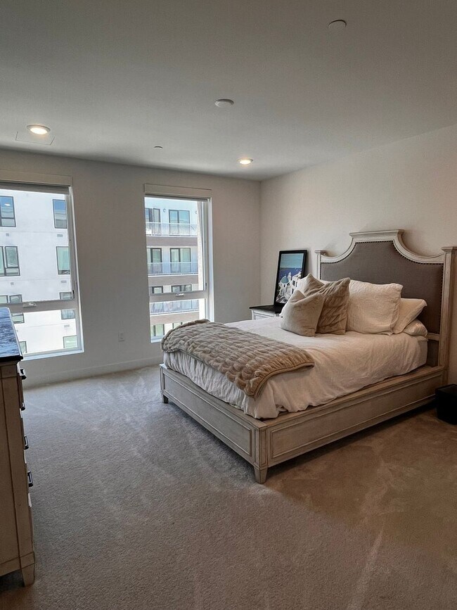 Building Photo - Luxury Condo in Lexington at Central Park West - Available Beginning of September!!