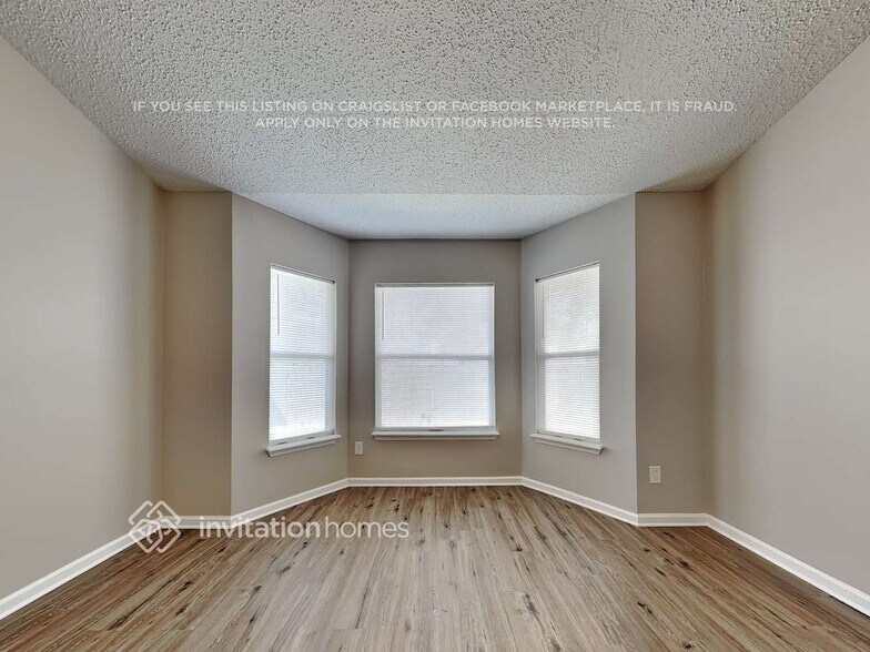 Building Photo - 1800 Northglen Cir