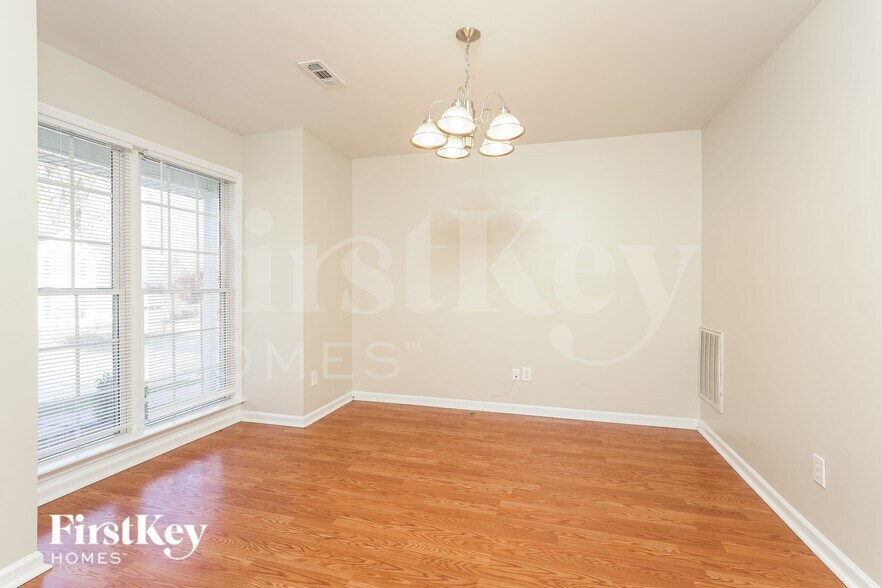 Building Photo - 3121 Southhampton Dr