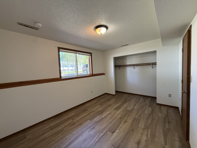 Building Photo - 1012 Castlewood Dr