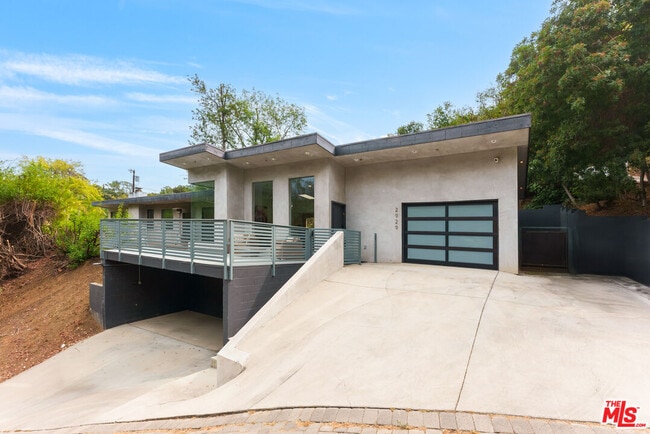 Building Photo - 2929 Passmore Dr