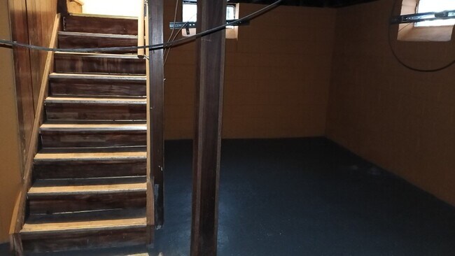 Building Photo - 3 bedroom 1 bath bungalow now available! - $1200/mo