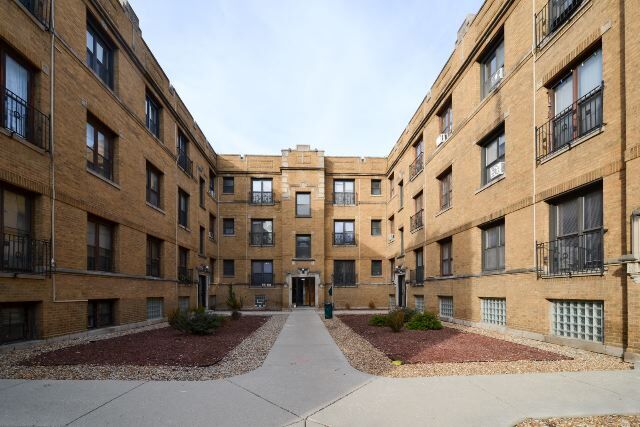 Primary Photo - 724 W Roscoe St