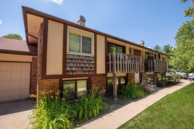 Building Photo - 6011 Queens Dr