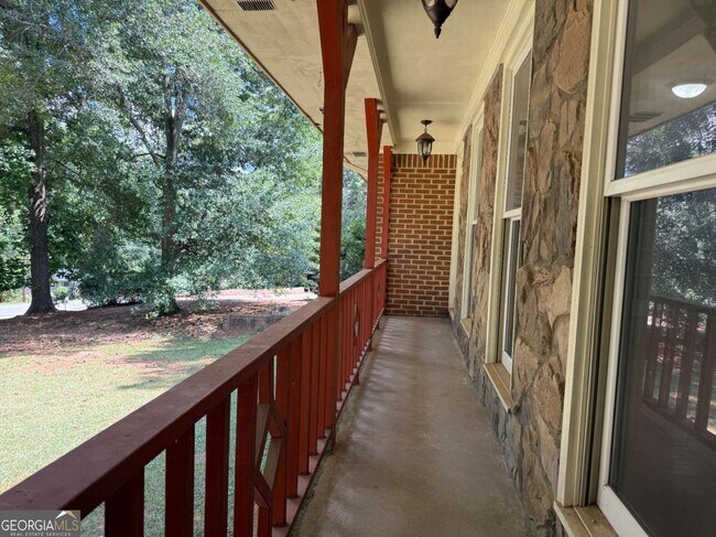 Building Photo - 3155 Oak Dr