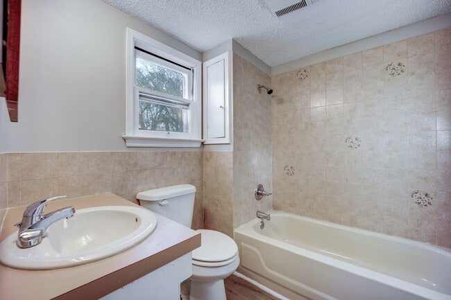 Building Photo - Freshly Updated 3 Bedroom House