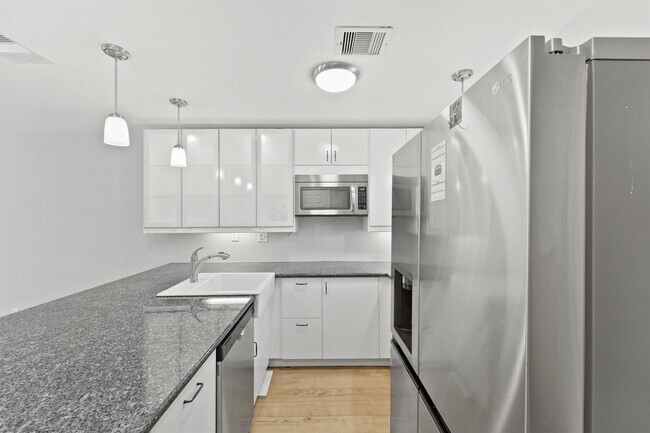 Building Photo - 424 15th St