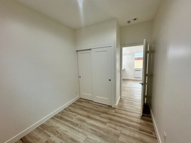Building Photo - 1464
