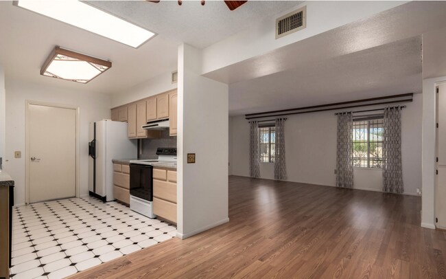 Building Photo - Great home in an active 55+ community!