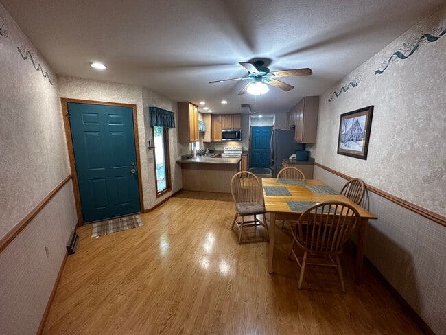 Building Photo - Charming 2-Bedroom, 2-Bathroom Home Overlo...