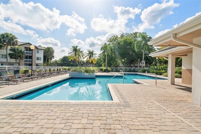 Building Photo - 9899 Westview Dr