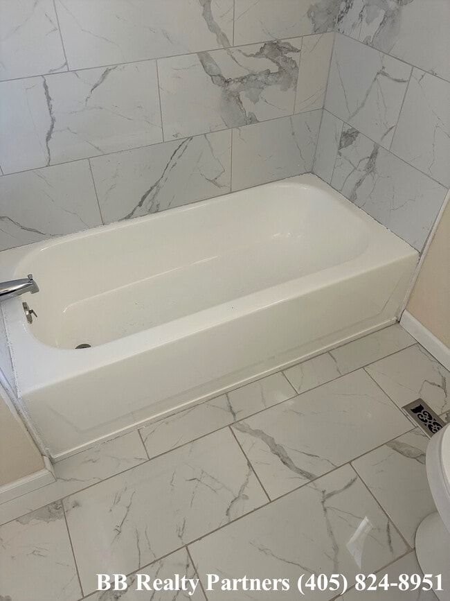 Building Photo - 2718 S Richmond Ave