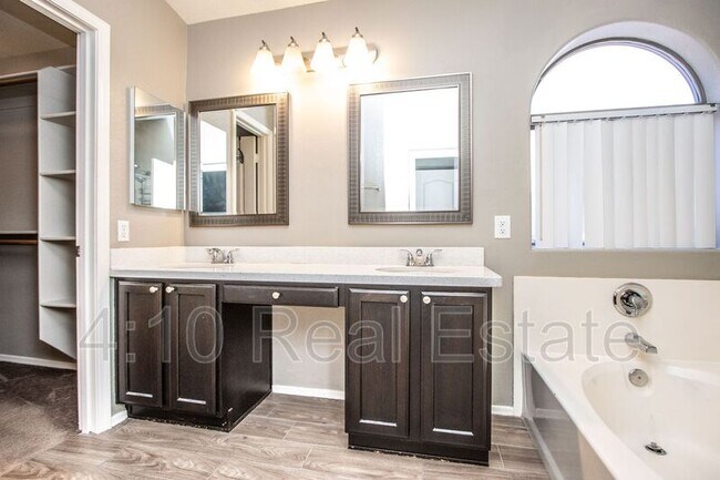 Building Photo - 4650 S Greythorne Way