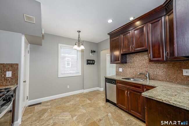 Building Photo - 186 School St