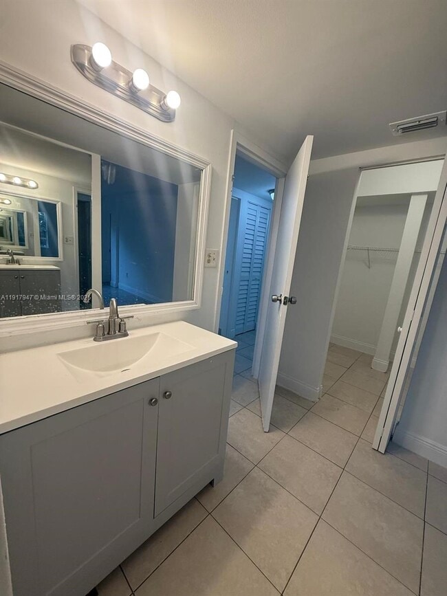 Building Photo - 4304 NW 9th Ave