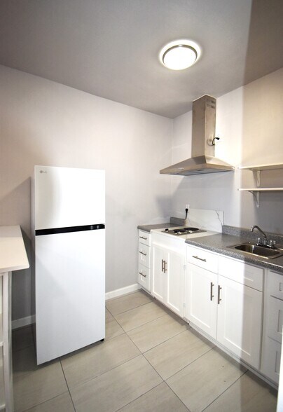 Building Photo - 15412 Kinzie St