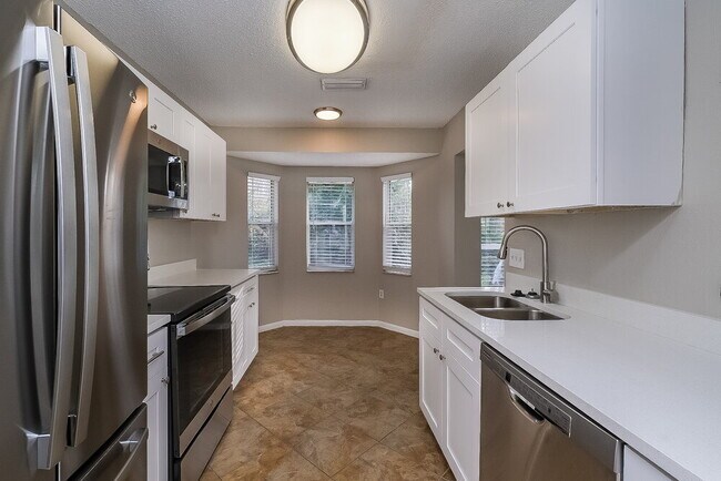 Building Photo - 10950 Kenmore Dr