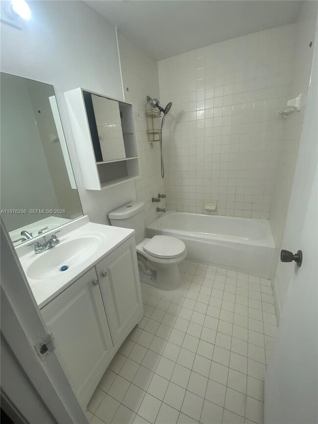 Building Photo - 6245 SW Kendale Lakes Cir