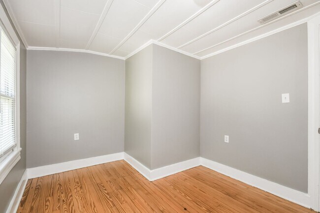 Building Photo - 4 bedroom / 1.5 bath in West Ashley ~ Move-in Today!