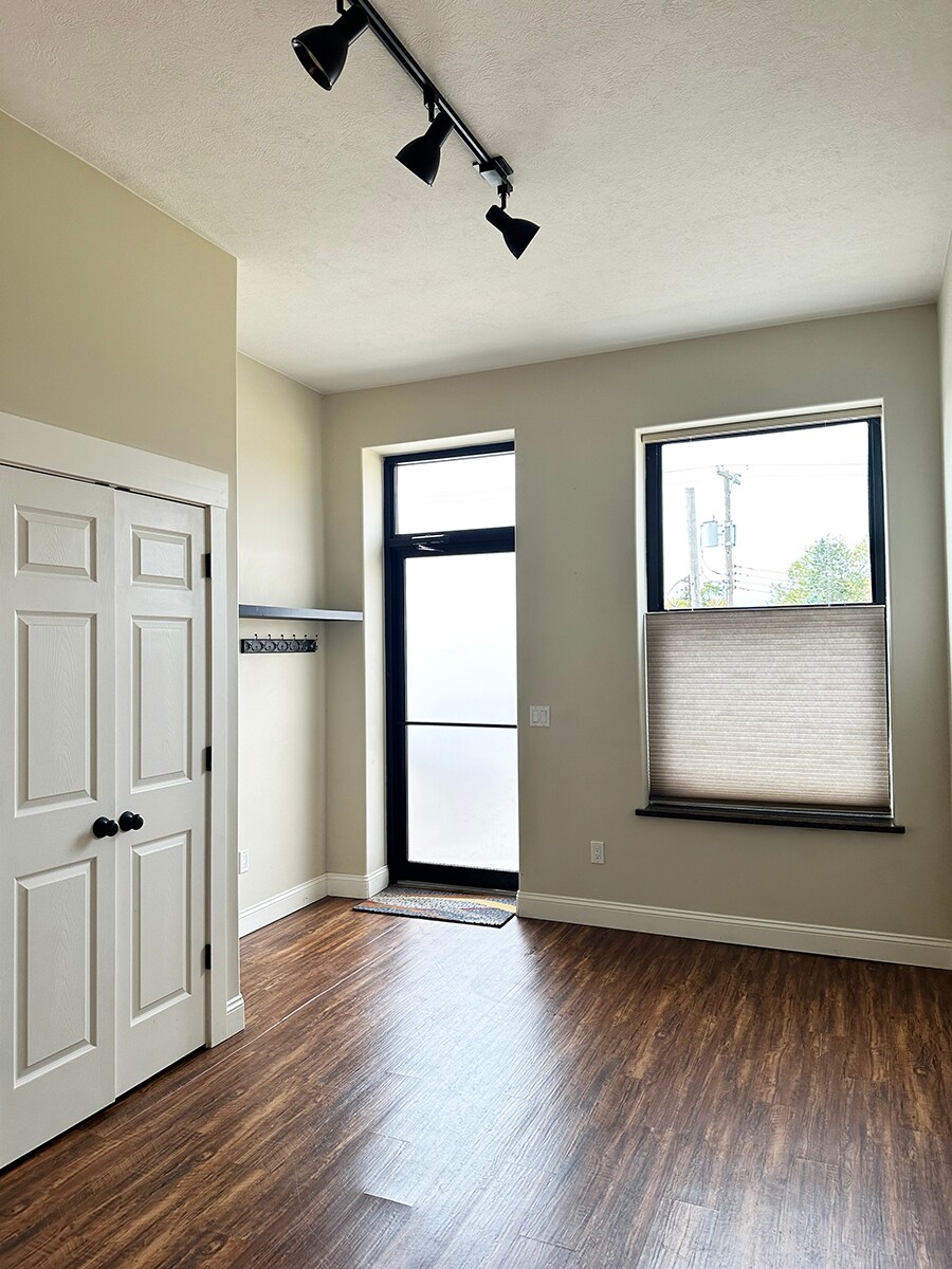 Building Photo - 330 S Cedar St