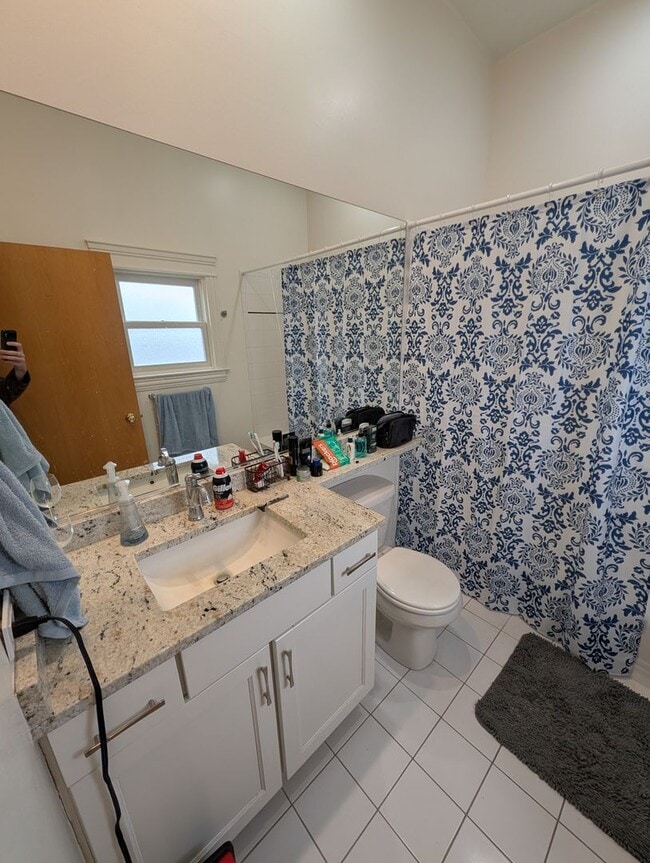 Building Photo - Rarely on the Market! Luxury 4-Bed/3-Bath Duplex in Lincoln Park